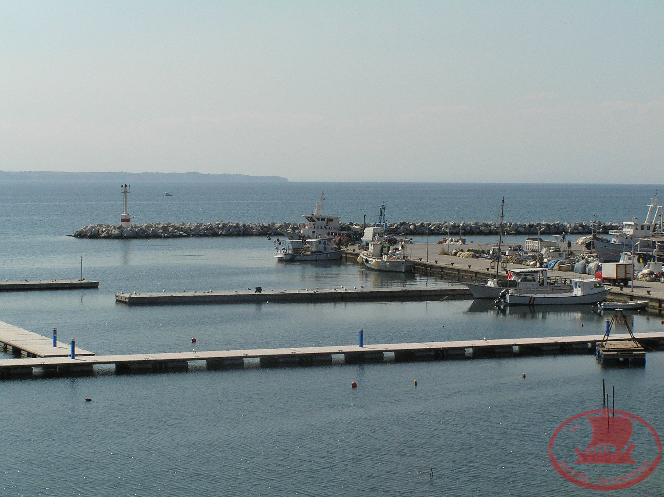 Η δεύτερη συνέχεια της Μαρίνας Αρετσούς με την είσοδο του Λιμανιού και με τις πλωτές εξέδρες.