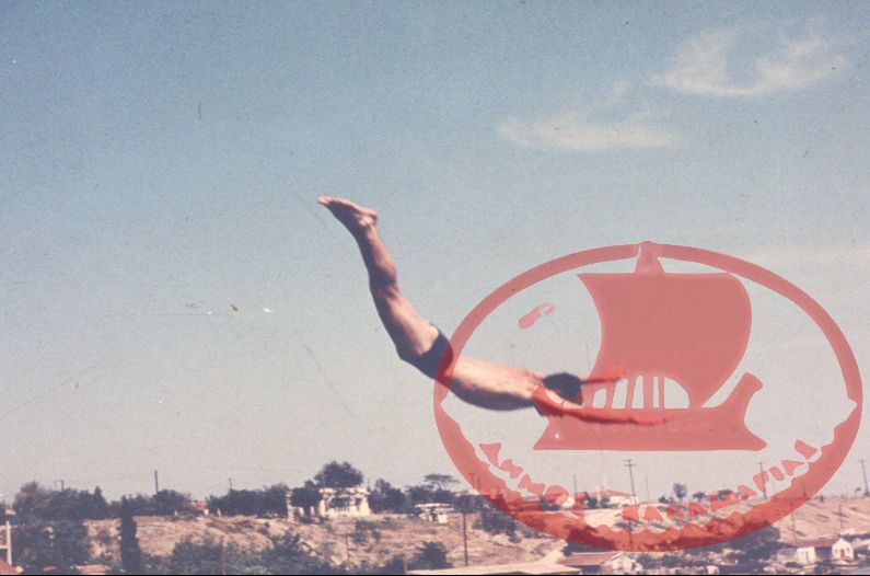 Κατιρλί 1957. Ο Θόδωρος Αυγήδης κάνει βουτιά από το κατάρτι ενός ψαροκάικου