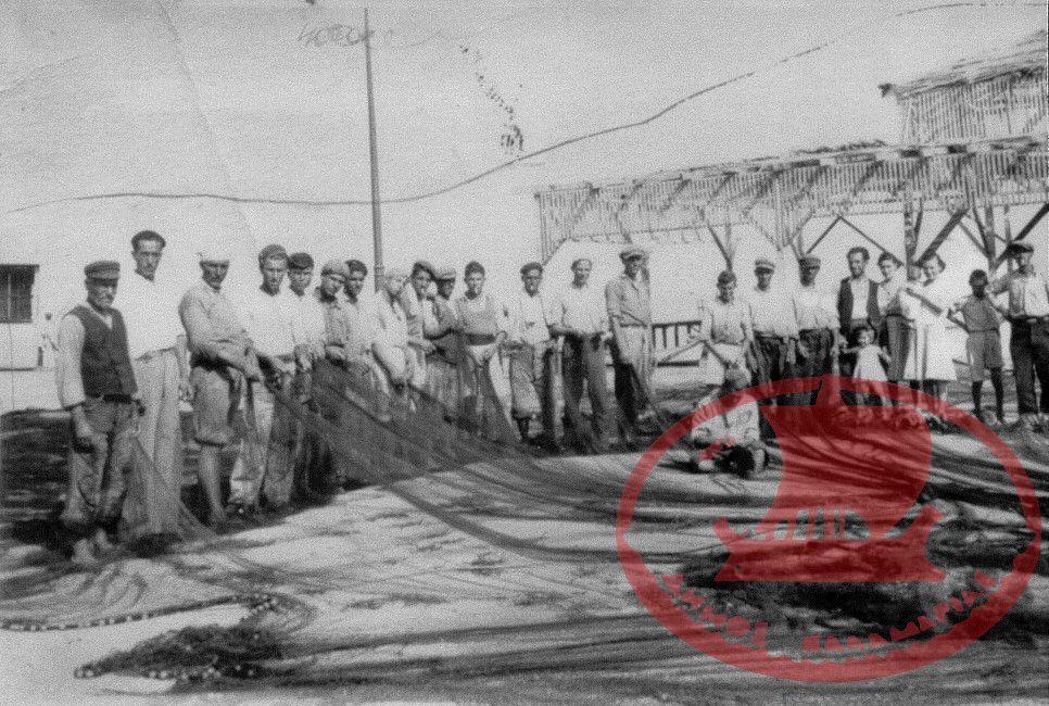 Ψαράδες ελέγχουν τα βαμβακερά δίχτυα, αν έχουν τρύπες