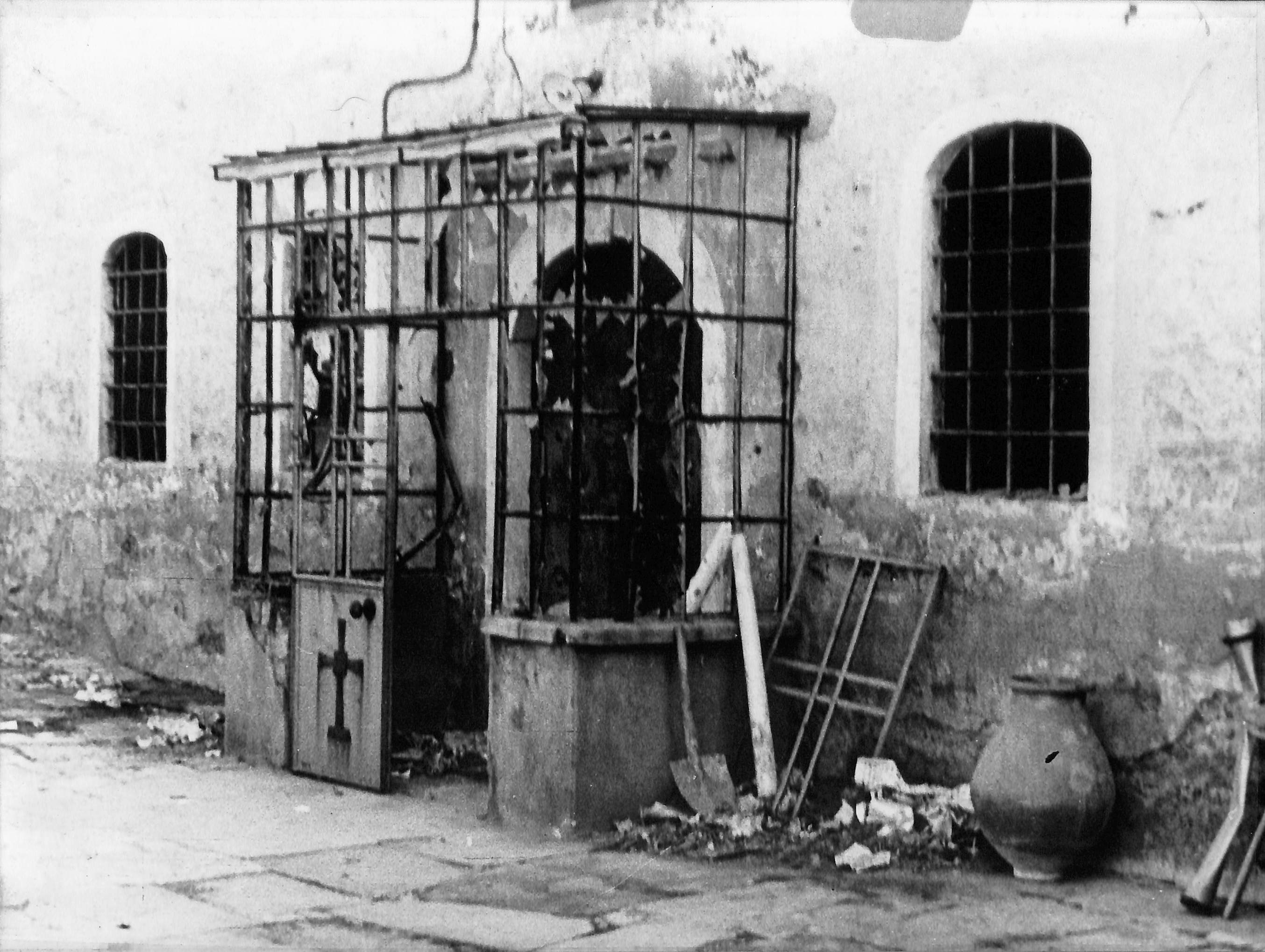 Η κατεστραμένη είσοδος του αρχαίου Ι.Ναού του Χάσκιοι (Πικρίδιον), περιοχή παραθερισμού των Βυζαντινών αυτοκρατόρων.