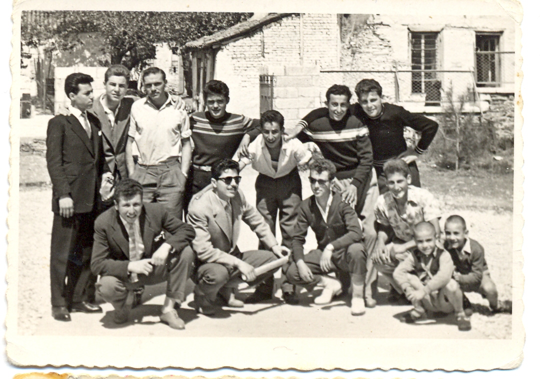 Νέοι του συνοικισμού Βότση, μπροστά στο εντευκτήριο το συλλόγου