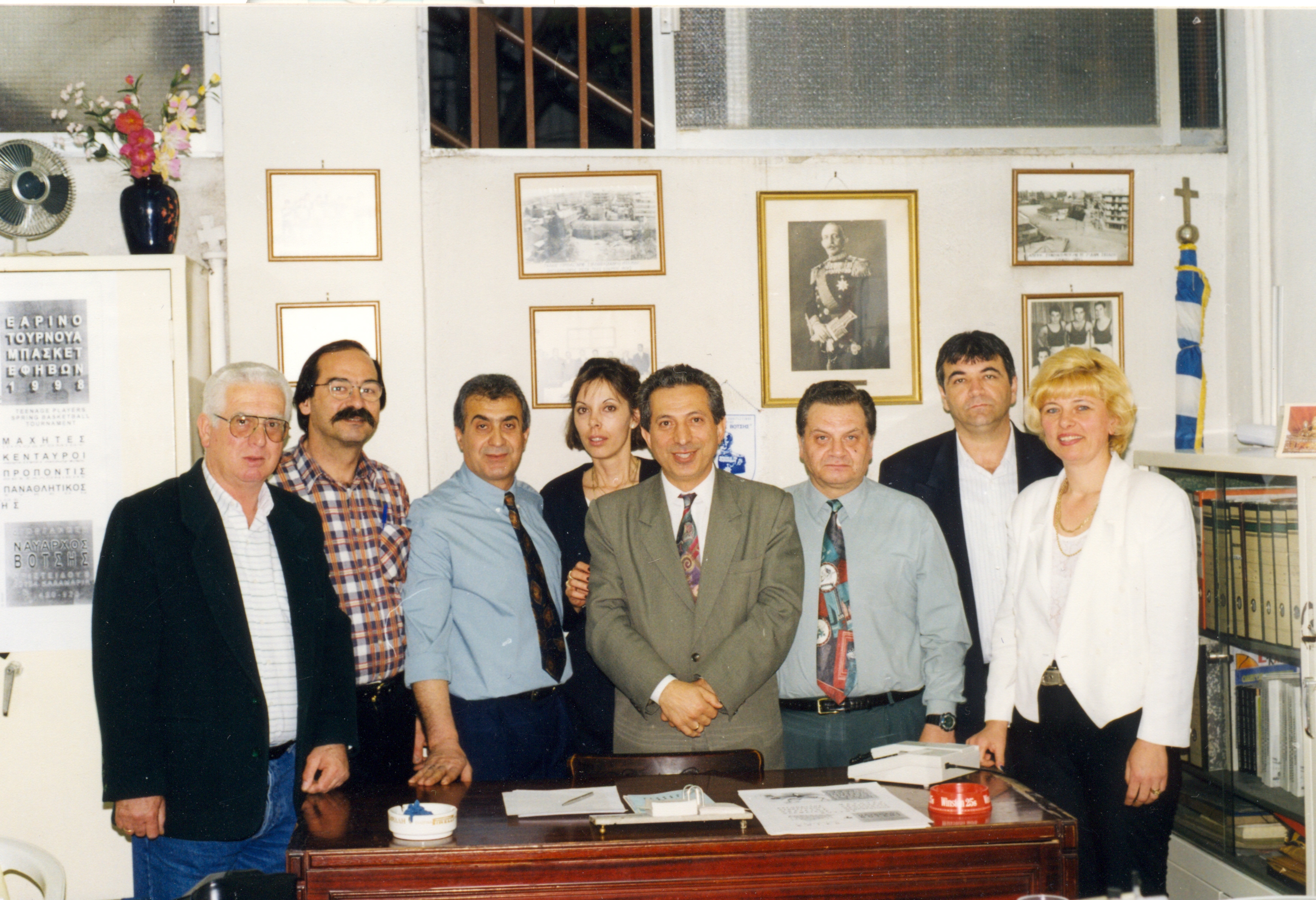 Μέλη του Δ.Σ. στα γραφεία του συλλόγου. Από αριστερά: Θ. Κόντος, Γ. Σεϊσης, Γ. Χαλκίδης, Α. Τερεζή, Α. Τσιραμπίδης, Δ. Βούρθης, Μ. Μπανταλάκης, Α. Δημητριάδου. Διακρίνεται η φωτογραφία του Ναυάρχου Ν. Βότση, δωρεά της κόρης του.