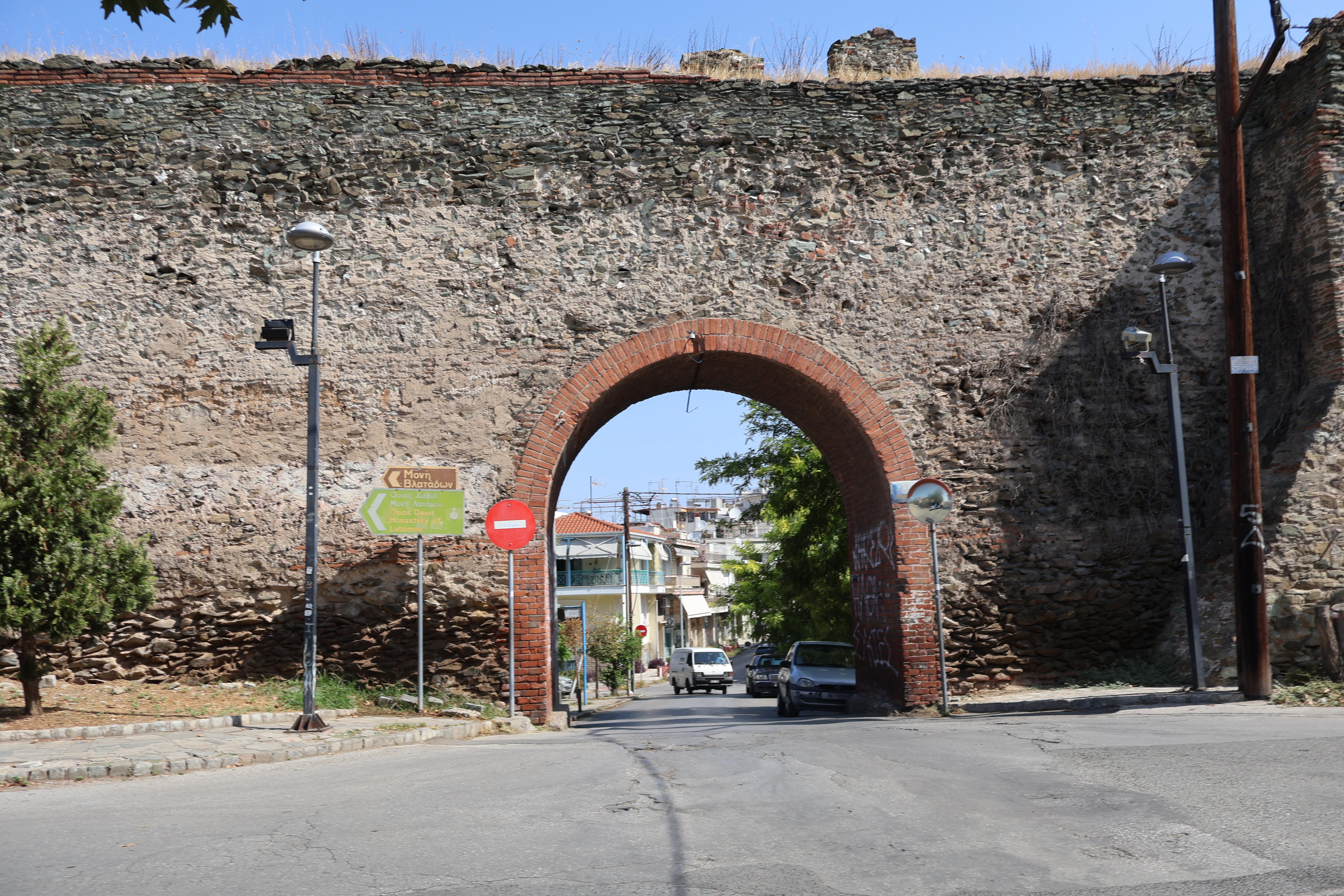 Η Μεγάλη Πύλη του Βυζαντινού Τείχους της Θεσσαλονίκης στην Οδό Ακροπόλεως της Άνω Πόλης Θεσσαλονίκης. Λήψη από τον νότο
