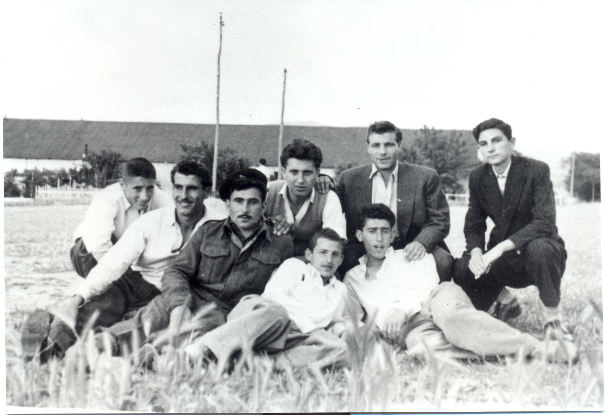 Νέοι του συνοικισμού Βότση, μπροστά στο συμμαχικό θάλαμο 3Α του στρατιωτικού καταυλισμού