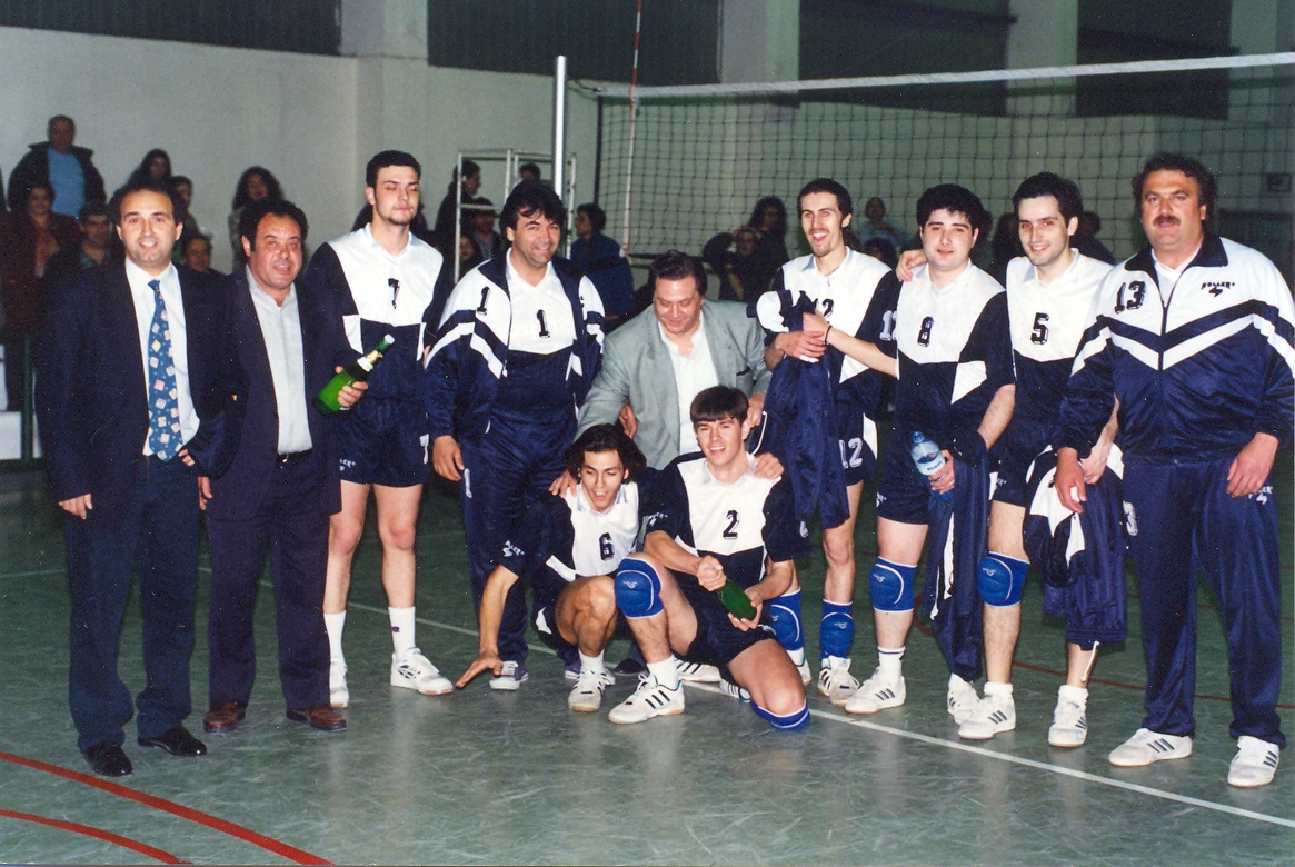 Η πρωταθλήτρια Β΄ Κατηγορίας 1994-95 της ΕΠΕΣΘ ομάδα βόλεϊ ανδρών του συλλόγου με τον έφορο Δημήτρη Βούρθη (κέντρο) και τον προπονητή Μάκη Εφραιμίδη (δεξιά) στο κλειστό γυμναστήριο Βότση.