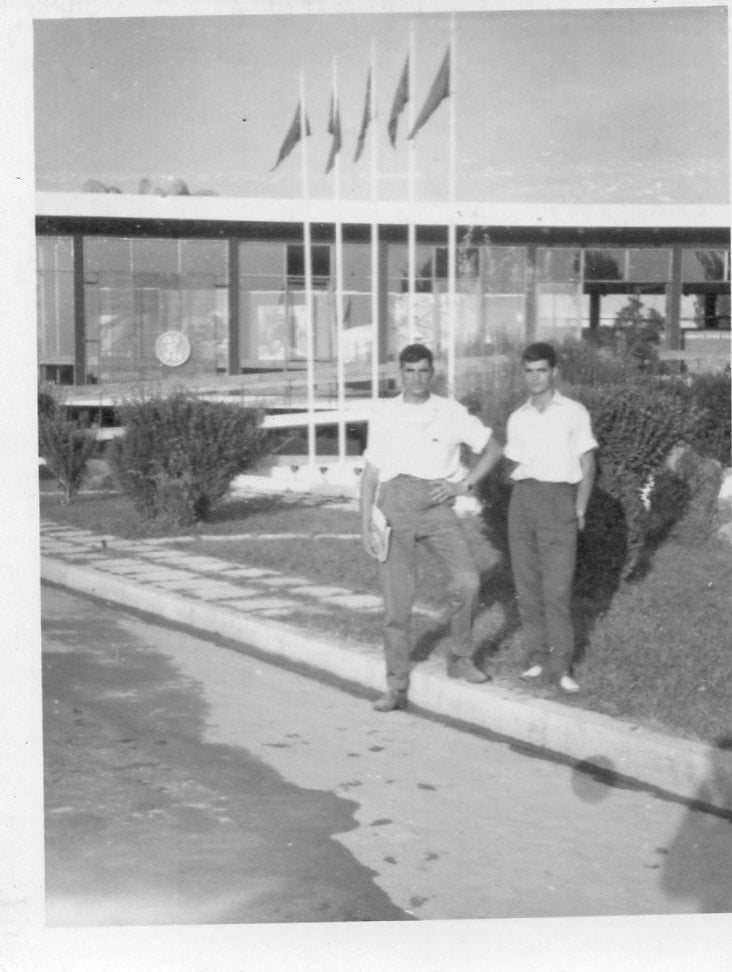 Ο Νικήτας Καραβασιλειάδης φωτογραφίζεται μπροστά από περίπτερο της ΔΕΗ στη Θεσσαλονίκη