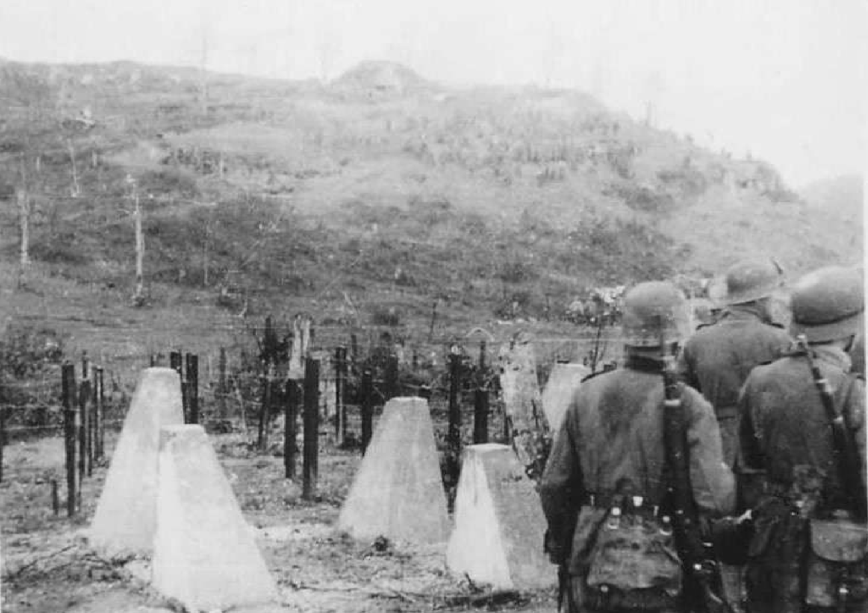 Περιοχή Σερρών, 10 Απριλίου 1941. Γερμανοί παίρνουν αναφορά μπροστά από τα αντιαρματικά εμπόδια που προστάτευαν την κεντρική είσοδο του Οχυρού Ρούπελ