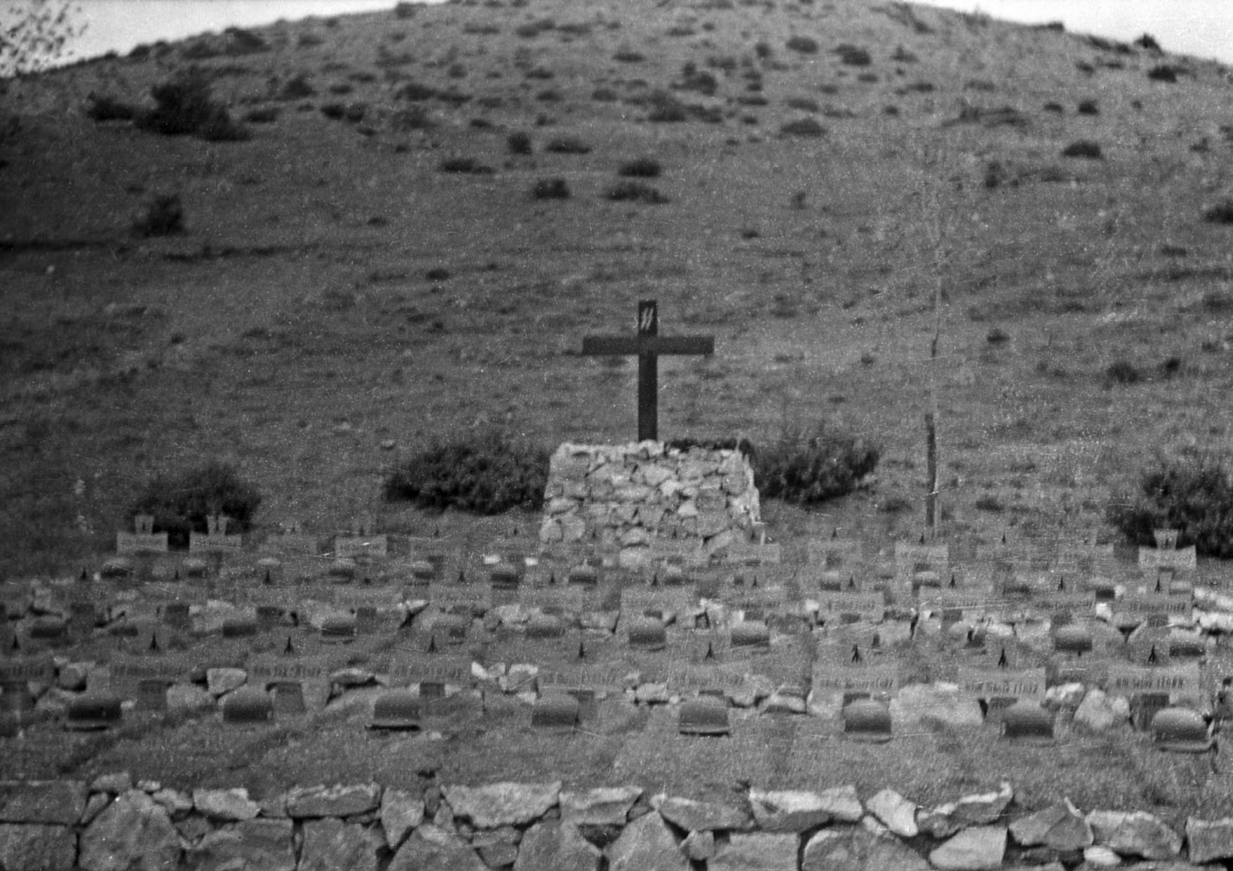 Απρίλιος 1941. Ένα από τα πολλά γερμανικά νεκροταφεία στη Γραμμή Μεταξά με δεκάδες τάφους στρατιωτών