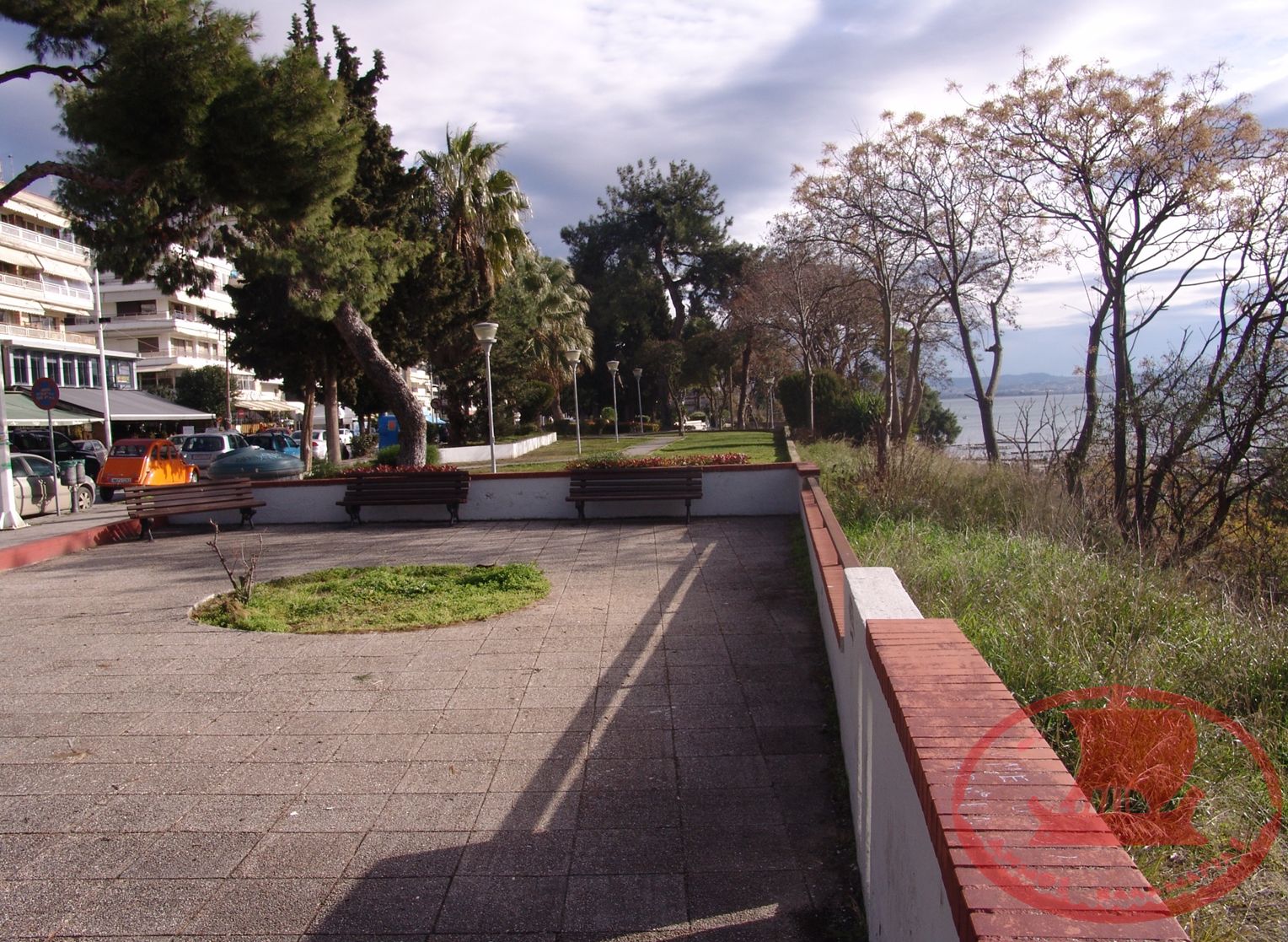 Η οδός Πλαστήρα με το παρκάκι πάνω στον βράχο