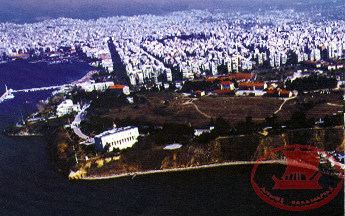 Αεροφωτογραφία το λιμανάκι του Ναυτικού Ομίλου Θεσσαλονίκης, το Παλατάκι, το Στρατόπεδο Κόδρα με τα κτίρια με σκεπές από κόκκινα κεραμίδια και το υπόλοιπο η Καλαμαριά.