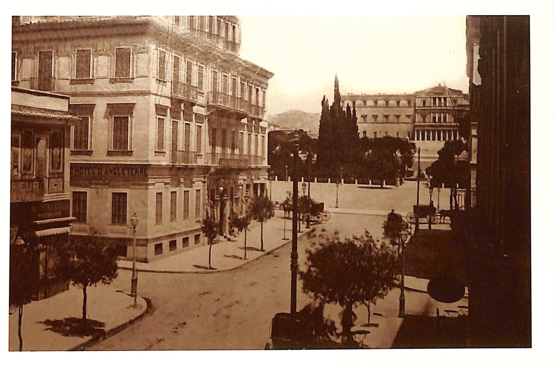 Η Οδός Ερμού των Αθηνών το 1890. Στο βάθος διακρίνονται τα Βασιλικά Ανάκτορα και στην αριστερή πλευρά το Ξενοδοχείο της Αγγλίας