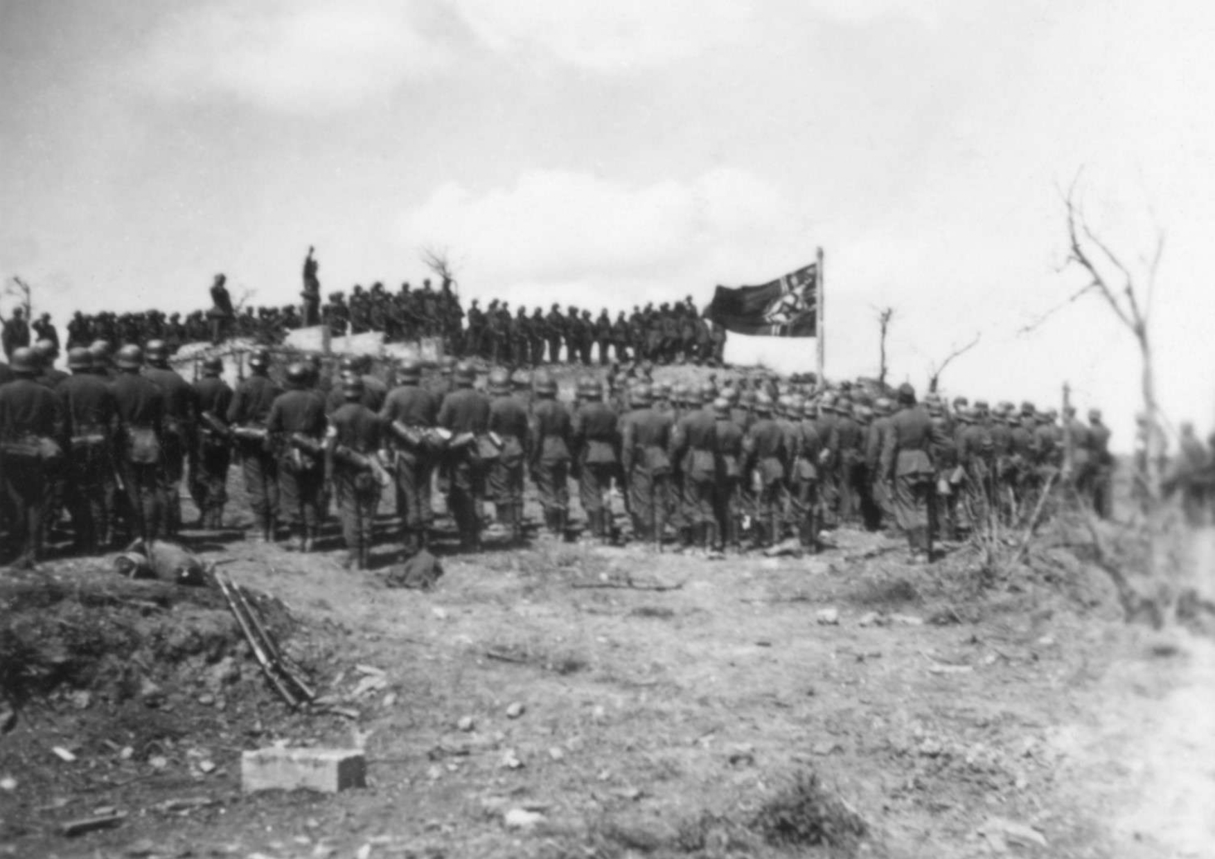 Περιοχή Σερρών, 10 Απριλίου 1941. Ο διοικητής του 100ου Συντάγματος Ορεινών Καταδρομέων στην κορυφή του Οχυρού Παλιουριώνες, το πρωί της παράδοσης του οχυρού