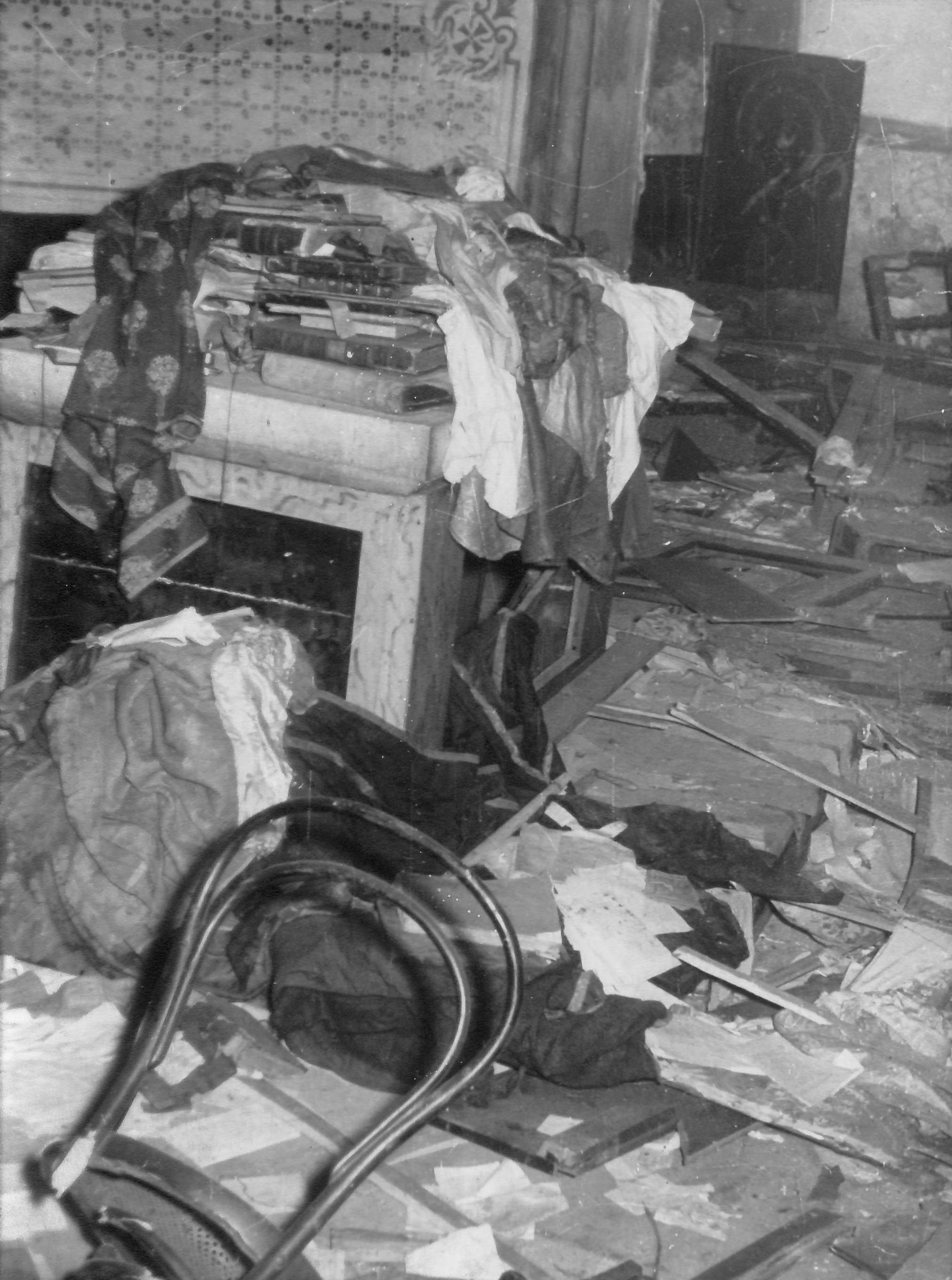 Η καταστροφή στο εσωτερικό μίας οικίας Ελλήνων της Κωνσταντινούπολης μετά το Πογκρόμ του 1955