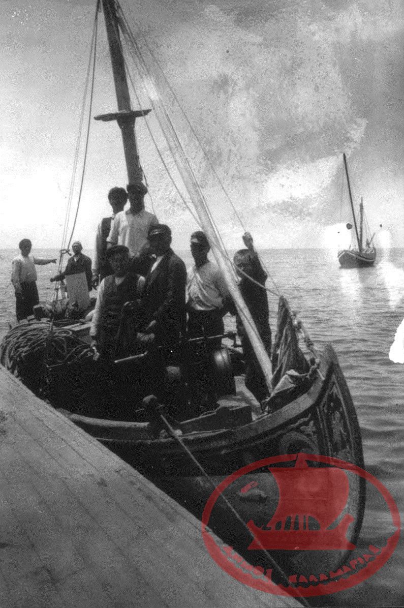 Βάρνα. Το καΐκι δεμένο στη σκάλα των Τσαούση με τους αλιεργάτες