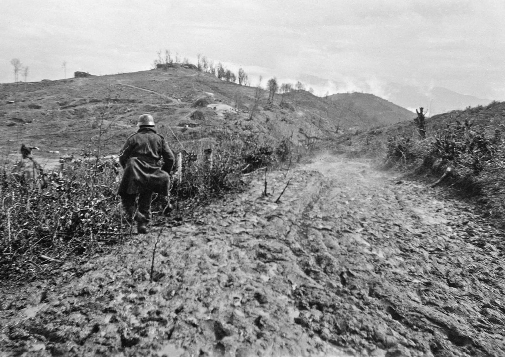 Περιοχή Σερρών, Απρίλιος 1941. Γερμανοί στρατιώτες, επιφορτισμένοι να απαθανατίσουν στιγμές του πολέμου για λογαριασμό της ναζιστικής προπαγάνδας, κατευθύνονται στο σημείο της μάχης προκειμένου να τραβήξουν φωτογραφίες