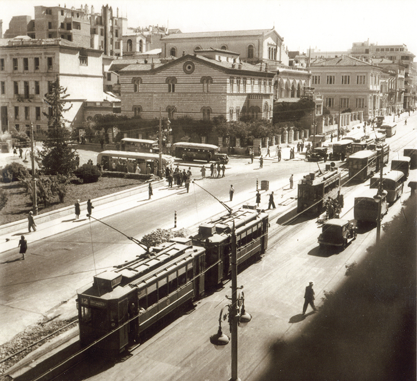 Ηλεκτροκίνητα τραμ και λεωφορεία σε λεωφόρο των Αθηνών, 20ος αι.