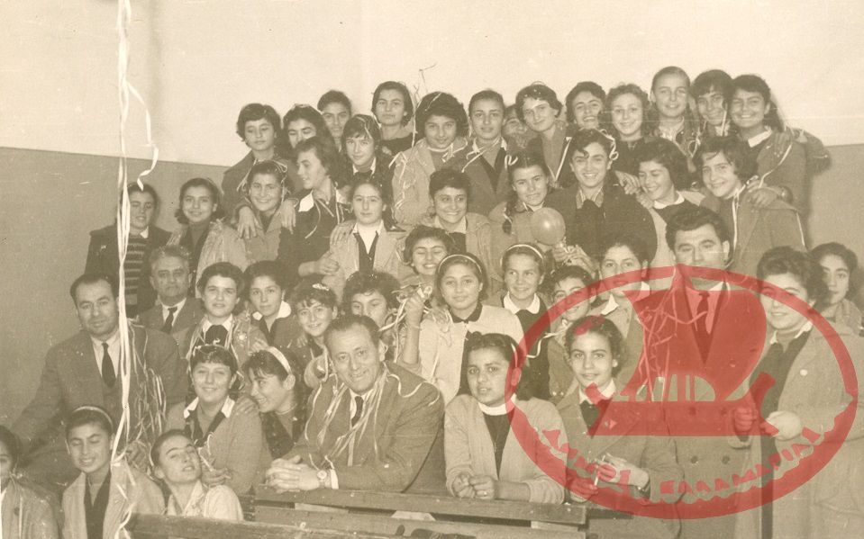 Μαθήτριες 2ας Τάξης του Γυμνασίου Καλαμαριάς και οι καθηγητές τους, ο Χαλκίδης, ο Τσίρλης, o Κοτούλας και ο Αναγνώστου