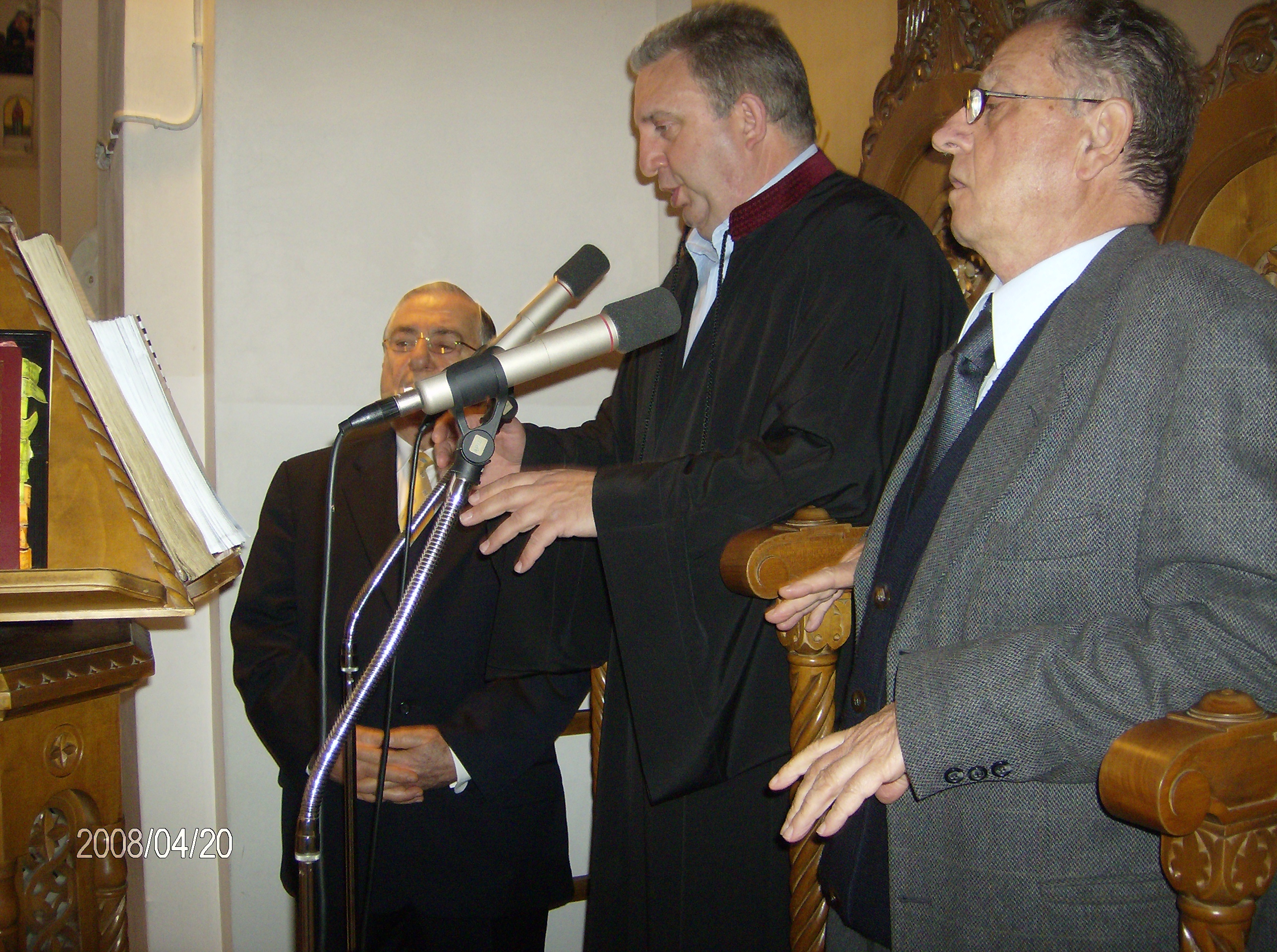 Κυριακή Βαΐων 2008, στον Ιερό Ναό του Αγίου Παντελεήμονα στο Βότση, αριστερός ψάλτης Αθανάσιος Τσινάτος.