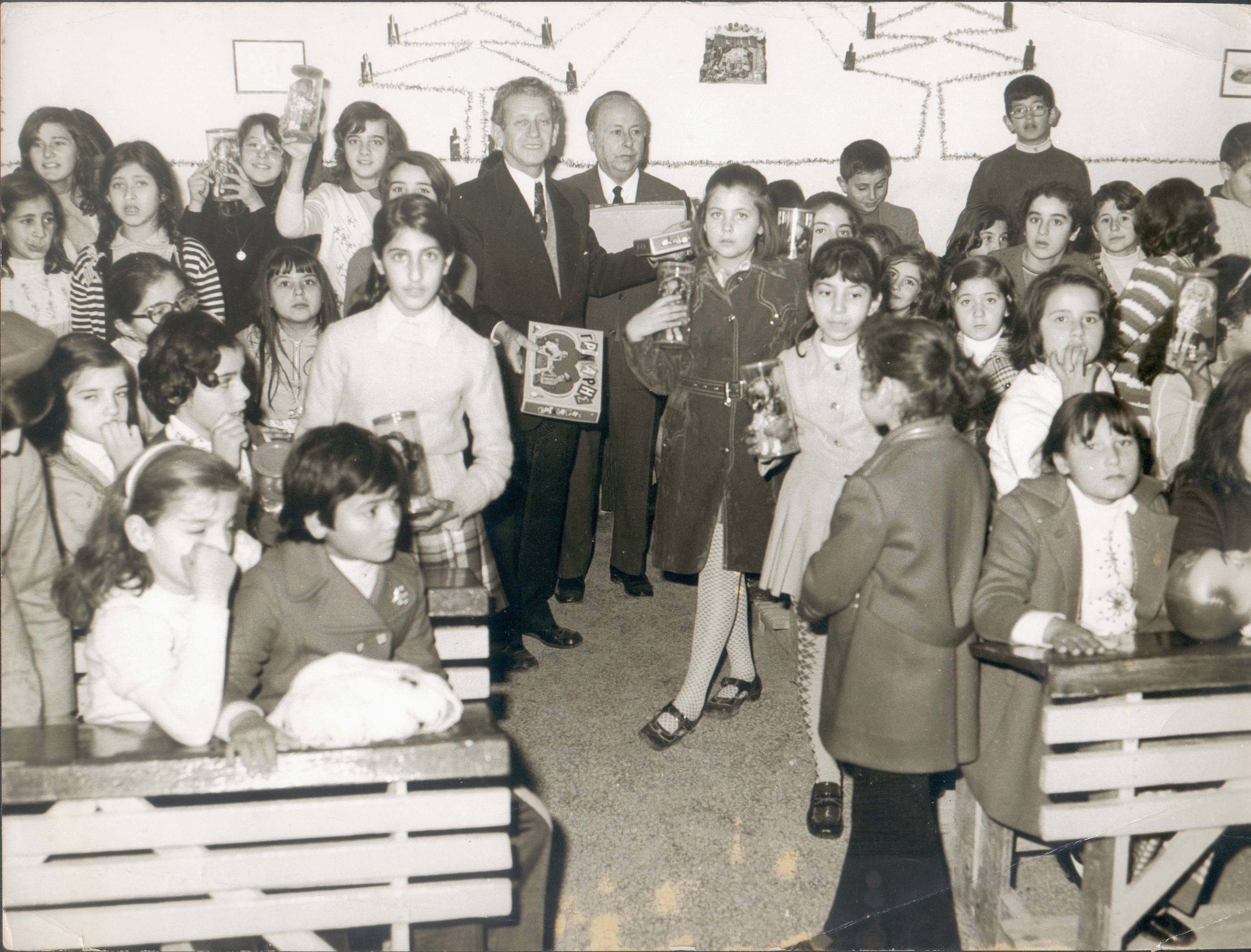 Χριστουγεννιάτικη γιορτή και διανομή δώρων στους 480 μαθητές και μαθήτριες, καθώς και ιματισμού και υποδημάτων σε 50 άπορους μαθητές του 7ου Δημοτικού Σχολείου από το Σύλλογο Ναυάρχου Βότση.