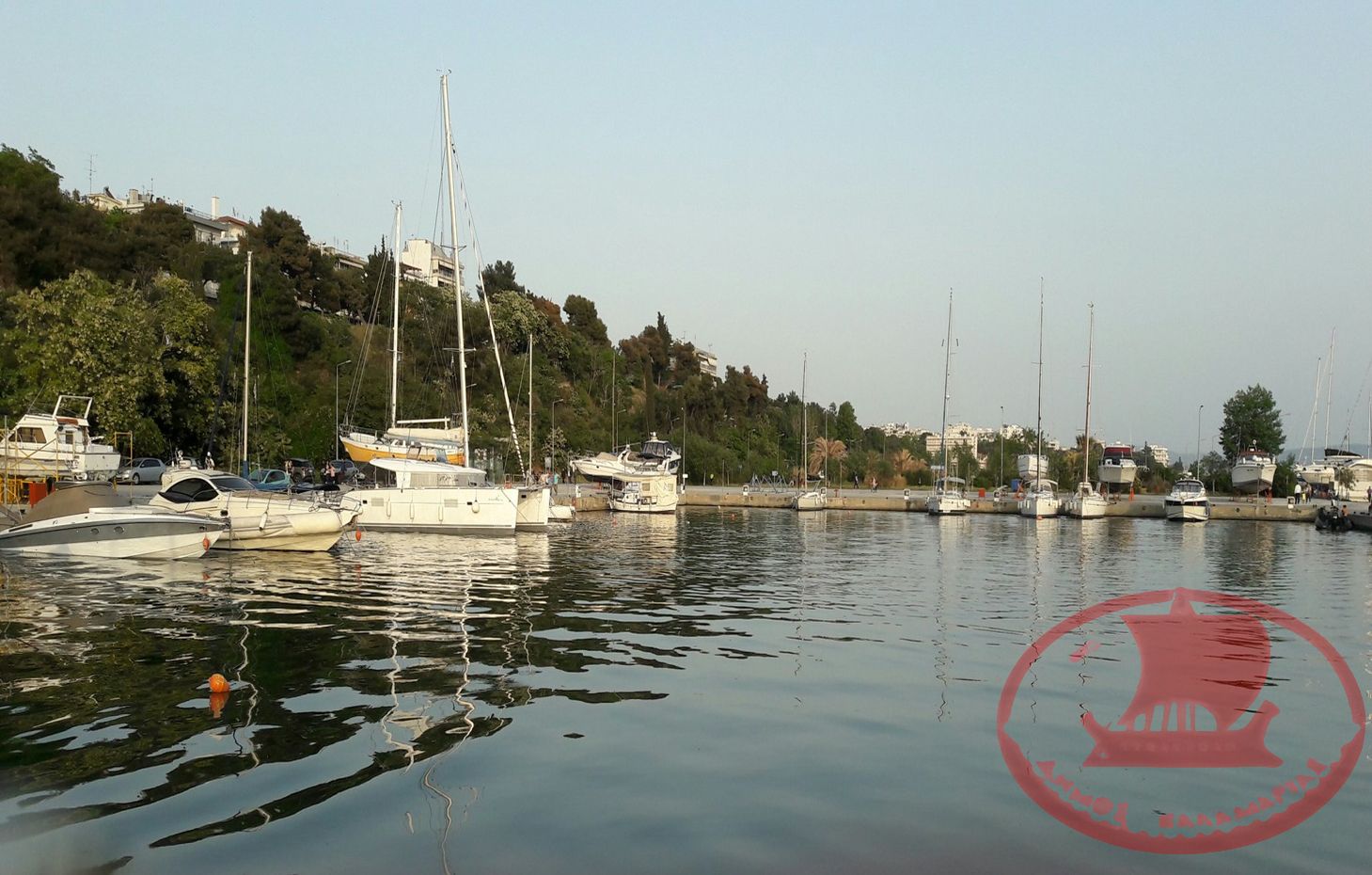 Η Μαρίνα Αρετσούς και η ομορφιά του πράσινου στο πρανές του βράχου.