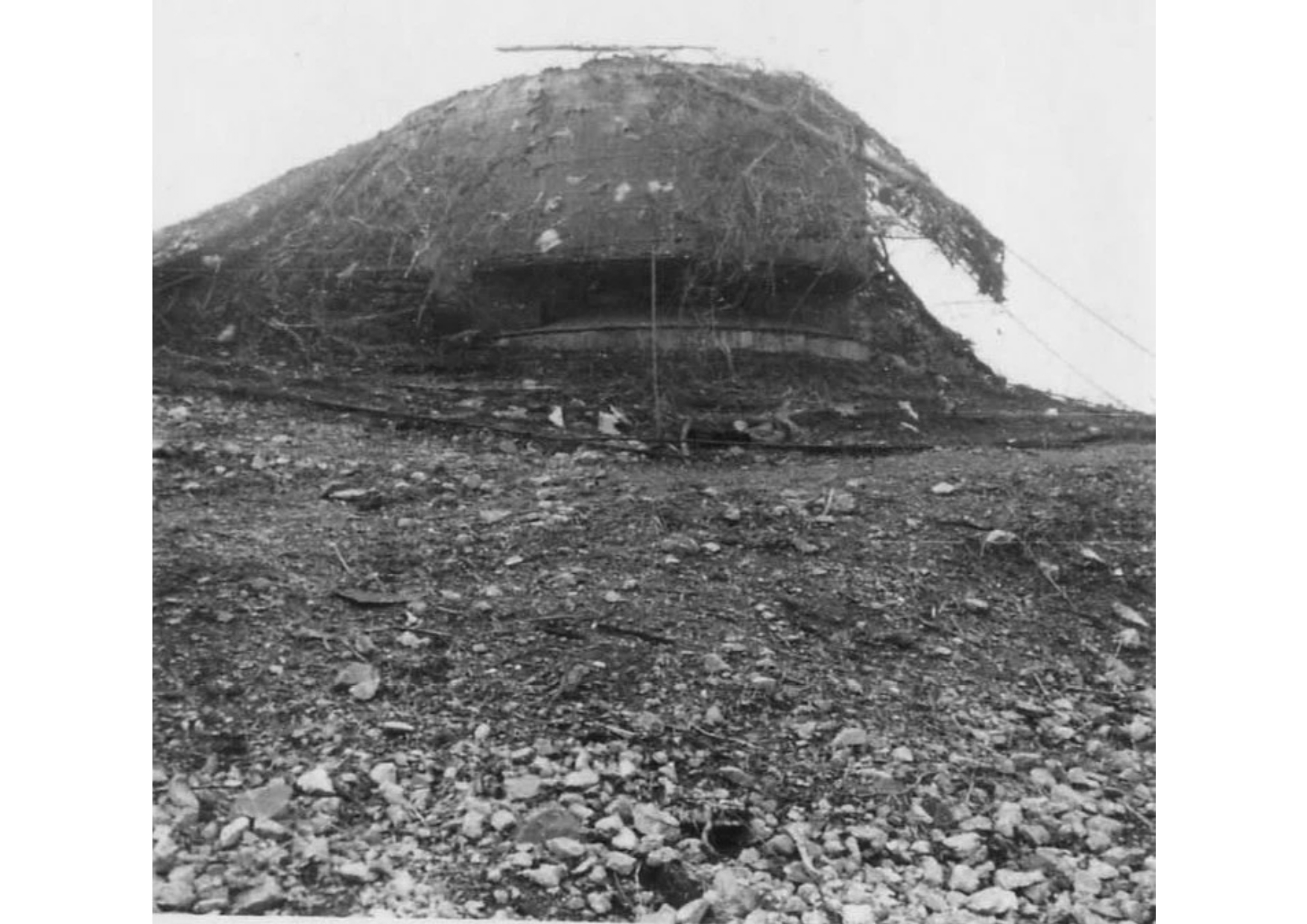 Απρίλιος 1941. Άποψη ελληνικού πυροβολείου ή πολυβολείου της Γραμμής Μεταξά μετά την κατάληψη του από τους Γερμανούς