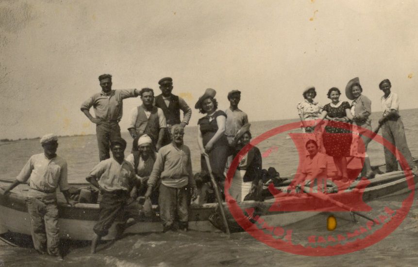 Αρετσιανοί με τις γυναίκες τους σε βαρκάδα με το Σία Καΐκι στην Παραλία της Βάρνας
