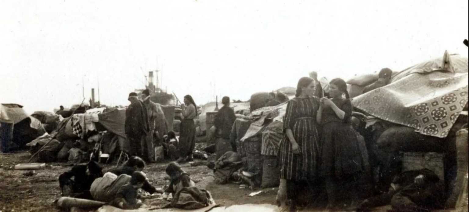 Πρόσφυγες περιμένουν τα πλοία κατασκηνωμένοι στην αποβάθρα της Ραιδεστού.