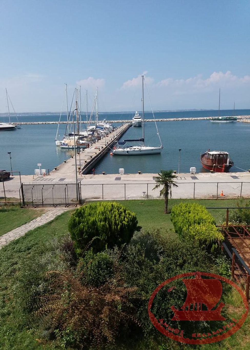 Συνοικισμός Κουρί, η μια προβλήτα του λιμανιού της Μαρίνας από το μπαλκόνι του Πολυχώρου Ρεμέντζο.