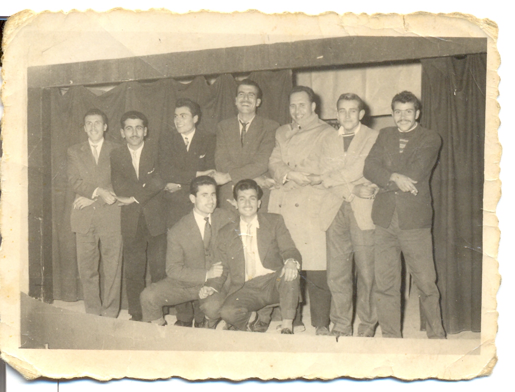 Μετά από χοροεσπερίδα στο εντευκτήριο του συλλόγου, φωτογράφηση πάνω στη θεατρική σκηνή