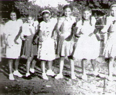 Μαθήτριες της 6ης τάξης του 5ου Δημοτικού Σχολείου της Αρετσούς, κάνουν ένα παιχνίδι στην αυλή του σχολείου