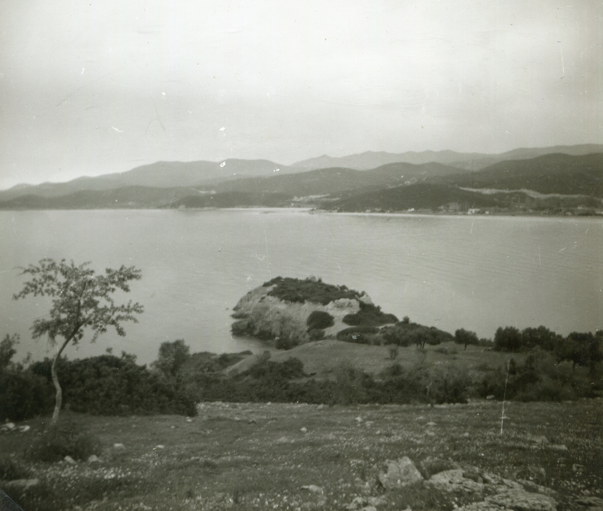 Ασπρόμαυρη φωτογραφία με άποψη της Ληκύθου της Τορώνης, 20ος αι.