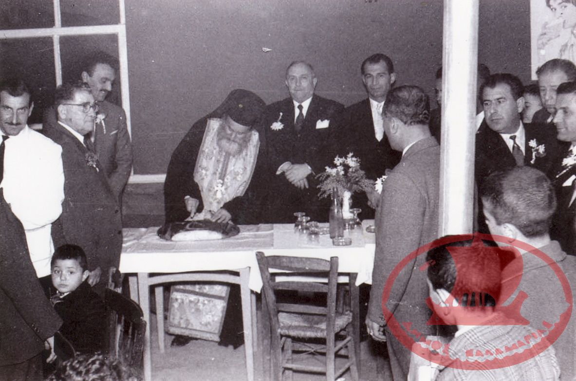 Ο Πάτερ Στέφανος Αιμιλιανός κόβει τη Βασιλόπιτα του Προοδευτικού Συλλόγου Αρετσούς – Δέρκων