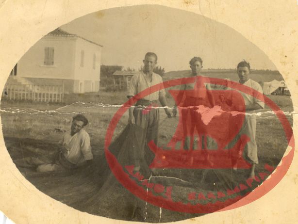 Ψαράδες ελέγχουν τα βαμβακερά δίχτυα στην παραλία της Βάρνας
