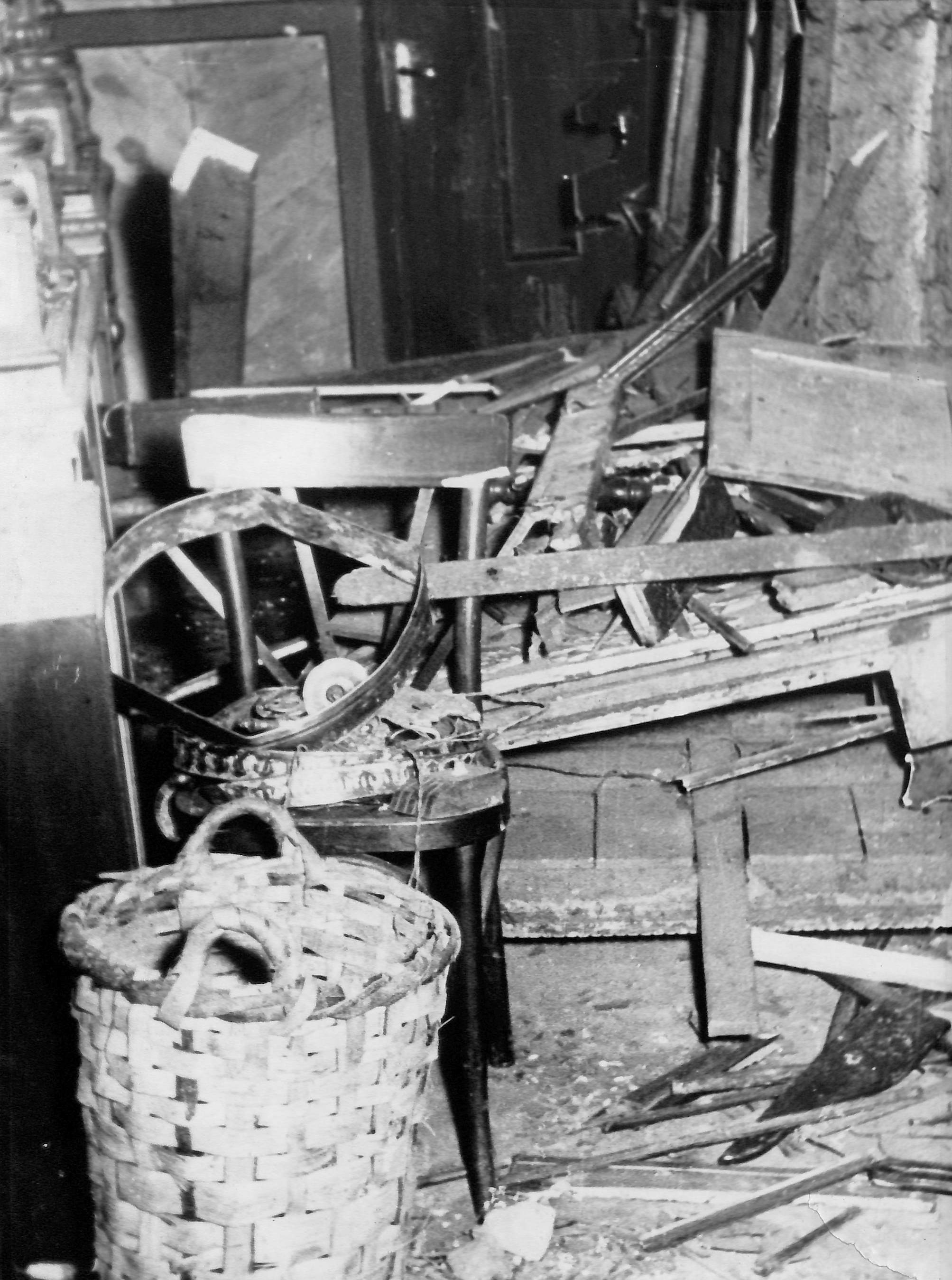 Σύνεργα καταστροφής και κοφίνια για τη μεταφορά των εκκλησιαστικών σκευών παρατημένα στον Ναό του Γαλατά.