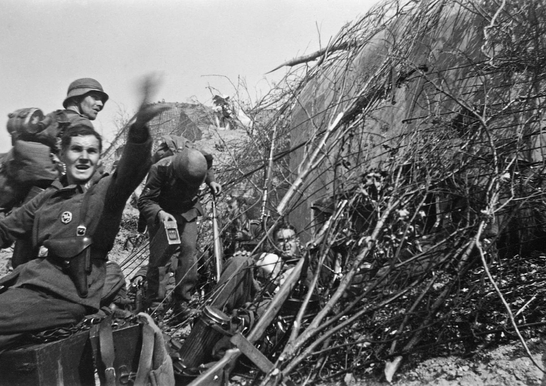 Περιοχή Σερρών, Απρίλιος 1941. Μια ομάδα Γερμανών καταδρομέων έχει μόλις καταλάβει ένα ελληνικό πολυβολείο και ξεκουράζεται