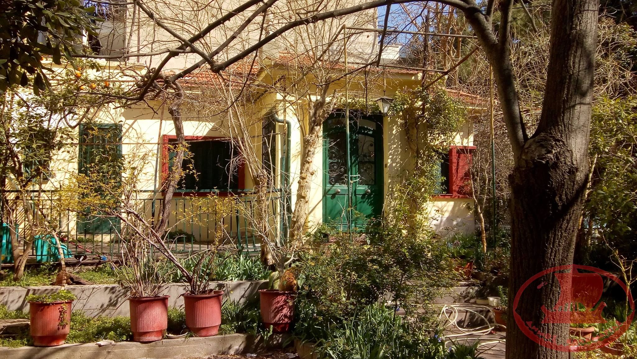 Μονοκατοικία στη συμβολή των οδών Θεραπειών και Χάλκης, ακριβώς δίπλα στην Εκκλησία του Ταξιάρχη στο Νέο Κουρί του Δήμου Καλαμαριάς.
