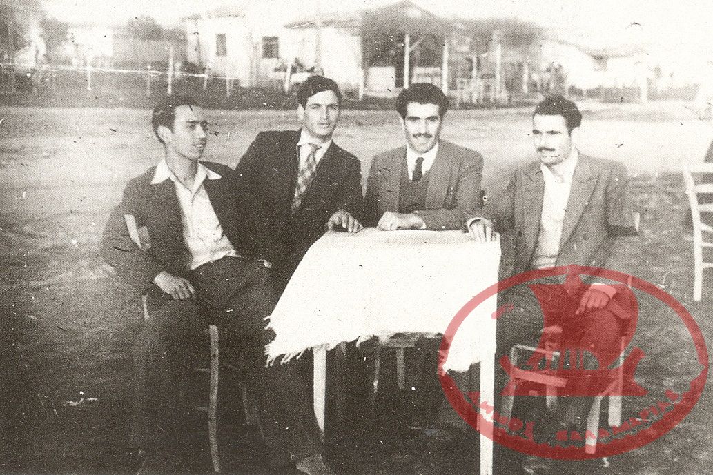 Στη Νέα Κρήνη σε ένα ταβερνάκι στην παραλία της, το 1952