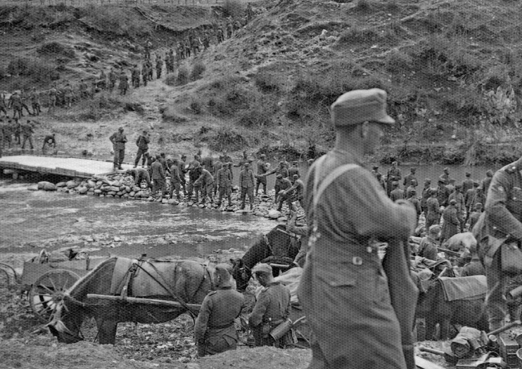 Περιοχή Σερρών, 7 Απριλίου 1941. Γερμανοί καταδρομείς της 5ης Ορεινής Μεραρχίας μεταφέρουν πέτρες σε ρέμα για την κατασκευή δρόμου διέλευσης των οχημάτων τους μετά την πτώση του Οχυρού Ιστίμπεη