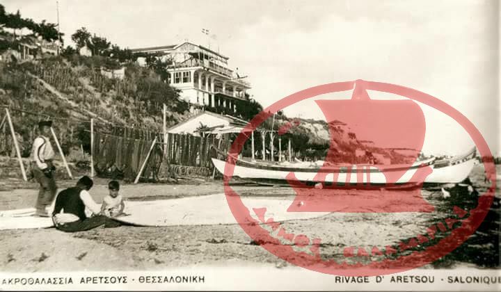 Αρετσού. Ψαράς στην ακροθαλάσσια ράβει το πανί της βάρκας του