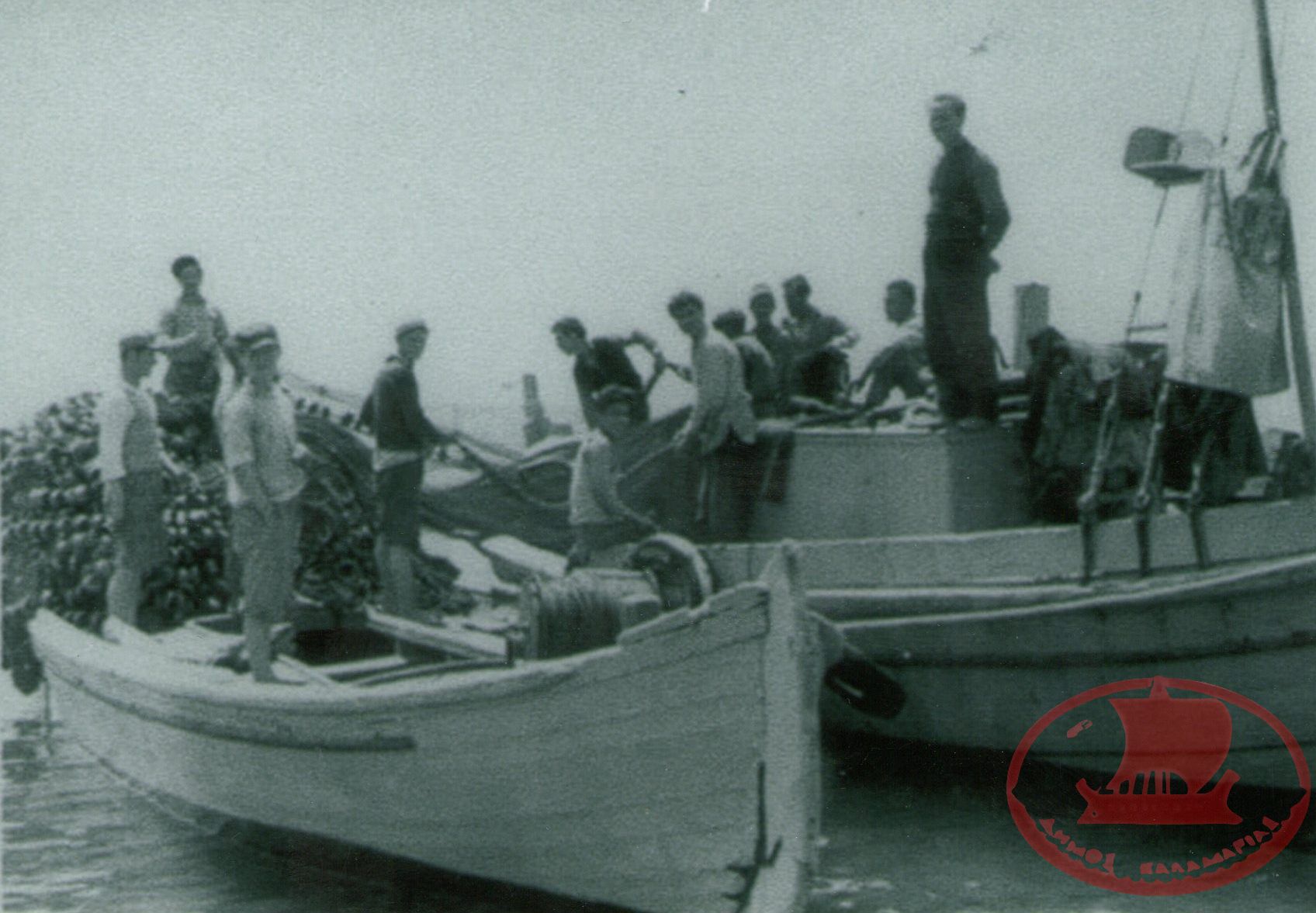 Αρετσού. Το Καΐκι ‘’ΠΟΣΕΙΔΩΝ’’ έχει δίπλα του κολλητό το Σία Καΐκι και μεταφέρουν το δίχτυ από το Σία Καΐκι στο μεγάλο Καΐκι