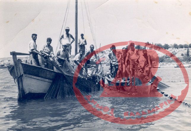 Το Ψαροκάϊκο του Καϊμάκη με το Σία Καΐκι ανοικτά του Κουριού