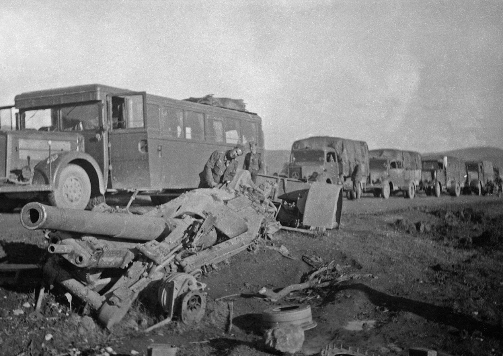 Απρίλιος 1941. Γερμανική φάλαγγα με μηχανοκίνητα οχήματα πιθανότατα κάπου στη Γραμμή Μεταξά