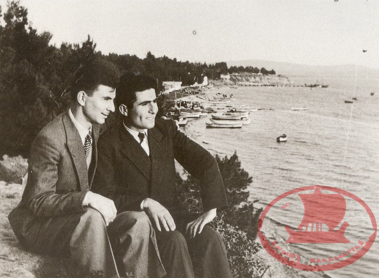 Δύο φίλοι κάθονται στο Πάρκο της Αρετσούς στις 5 Απριλίου 1952
