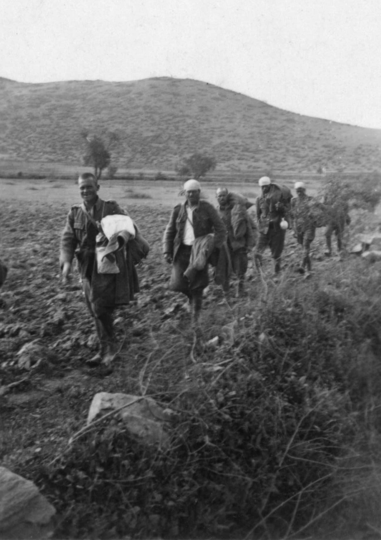 Περιοχή Σερρών,10 Απριλίου 1941. Έλληνες στρατιώτες αποχωρούν σε μονή σειρά από το Οχυρό Παλιουριώνες μετά την παράδοσή του