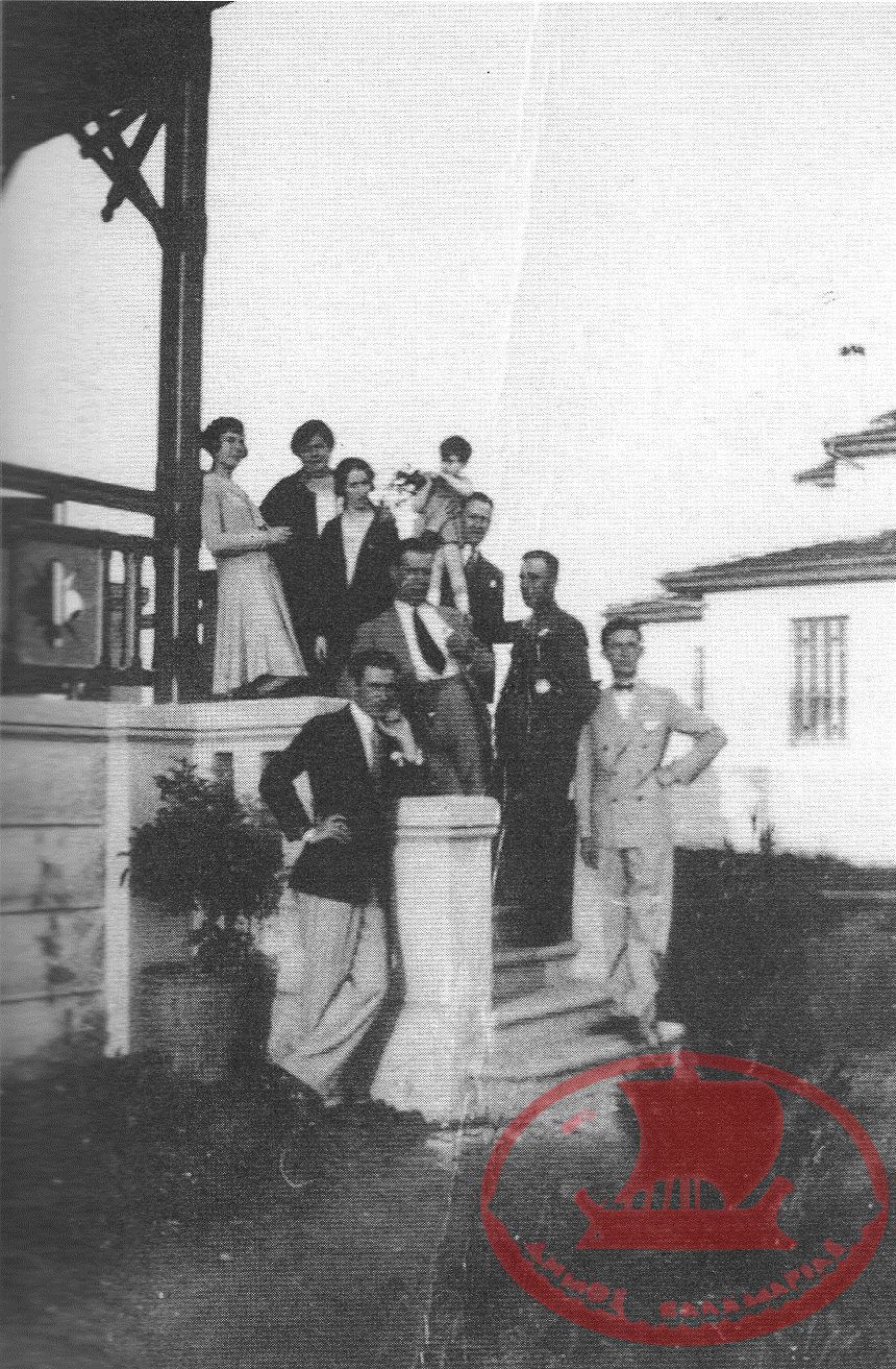Αρετσού. Οι κύριοι Μπαρκιρτζής, Διαμαντόπου-λος, Κοντεκάκης και οι κυρίες Σύρου, Θεοδοσιάδου και Καλίτση στον εξώστη της έπαυλης Σύρου