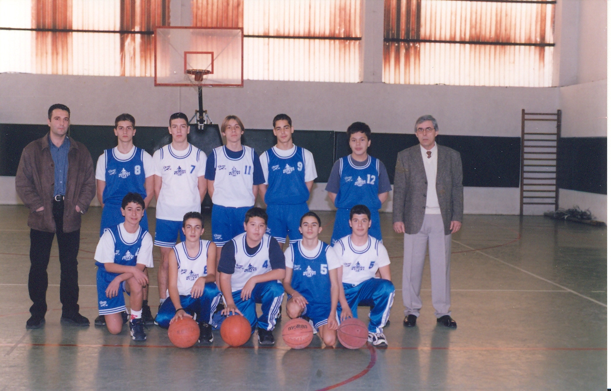 Ομάδα παίδων Ναυάρχου Βότση με τον έφορο Γιώργο Καραμπετή (δεξιά).