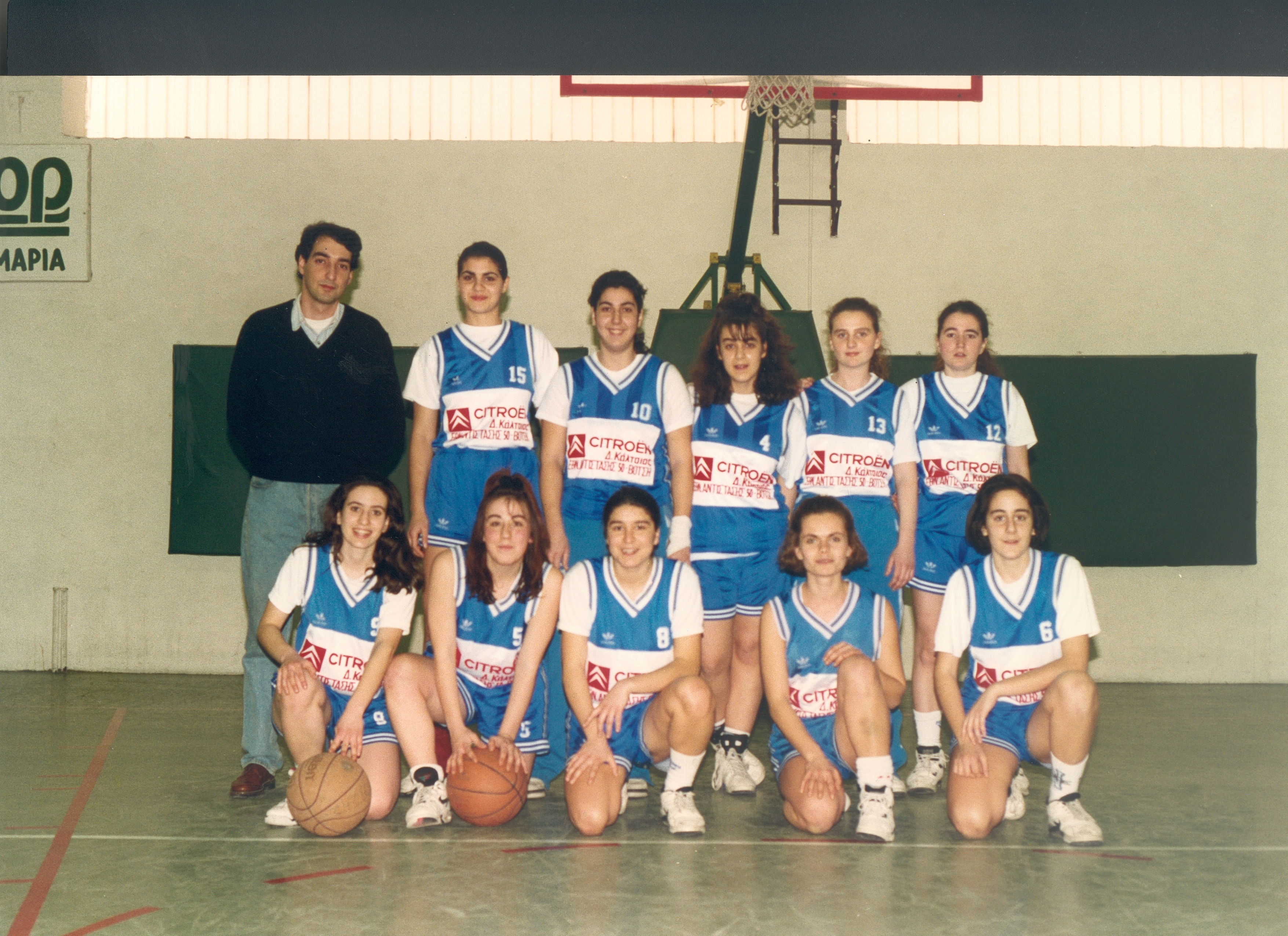 Η ομάδα μπάσκετ γυναικών, με τον προπονητή Βασίλη Δημητρόπουλο.