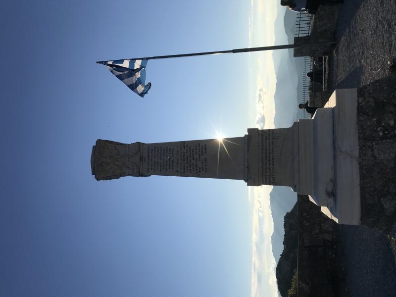 Το Ηρώον των πεσόντων στην κορυφή του Κάστρου της Στεμνίτσας
