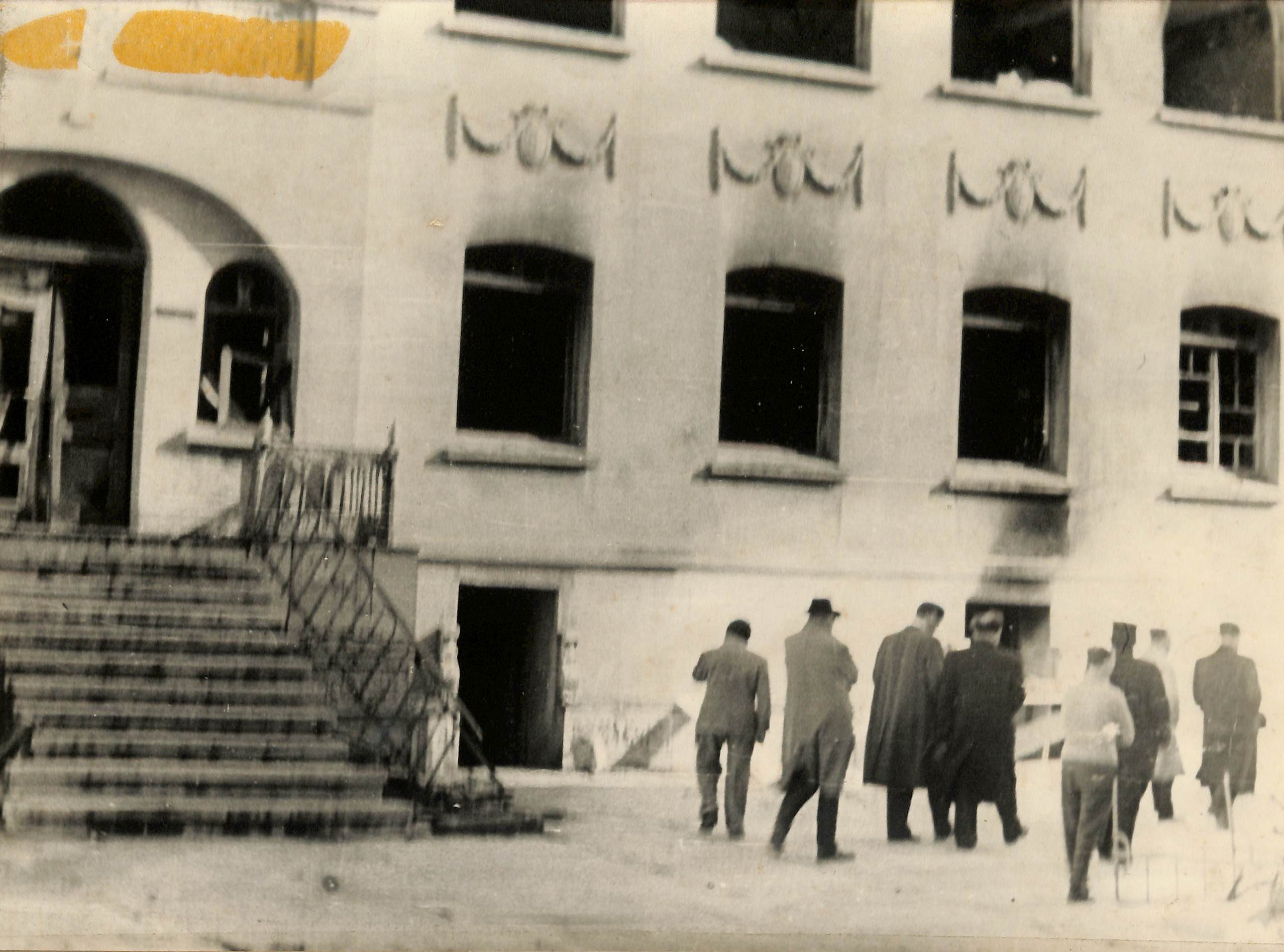 Επιτροπή του παγκοσμίου Συμβουλίου Εκκλησιών μπροστά στο πυρποληθέν μεγαλοπρεπές κτήριο των υποδοχών της Ιεράς Μονής Ζωοδόχου Πηγής, Βαλουκλή.