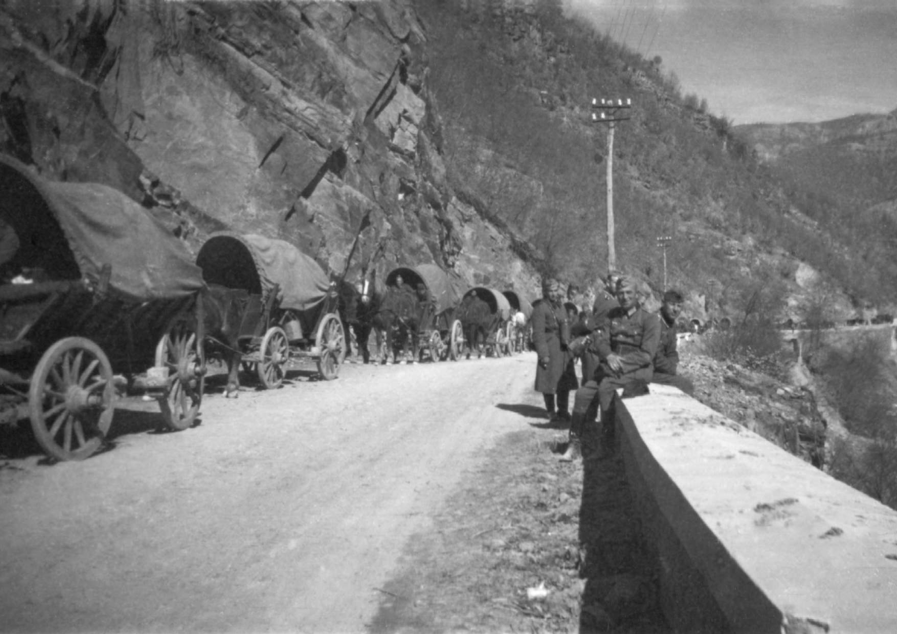 Περιοχή Σερρών, 6-7 Απριλίου 1941. Εφοδιοπομπή του γερμανικού στρατού αποτελούμενη από κάρα κατευθύνεται προς την πρώτη γραμμή